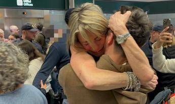 Malpensa, atterrato volo con 200 studenti bloccati a Dubai: li accoglie un lungo applauso