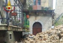 Maltempo Calabria, crolla muro a ridosso di una chiesa nel Reggino: auto travolte dai detriti