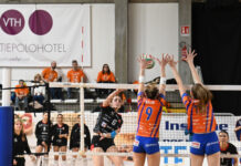Tonello e Ghezzi trascinano la Volksbank Vicenza Volley: nel derby 3-0 contro Schio a Vicenza Martina Ghezzi (Volksbank Vicenza Volley) contrastata dal muro della GPS Schio (foto Antonio Trogu)
