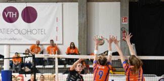 Tonello e Ghezzi trascinano la Volksbank Vicenza Volley: nel derby 3-0 contro Schio a Vicenza Martina Ghezzi (Volksbank Vicenza Volley) contrastata dal muro della GPS Schio (foto Antonio Trogu)