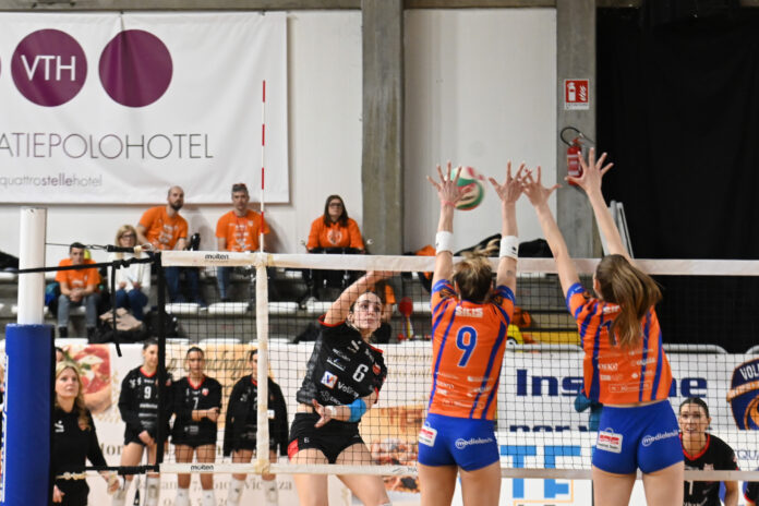 Martina Ghezzi (Volksbank Vicenza Volley) contrastata dal muro della GPS Schio (foto Antonio Trogu)