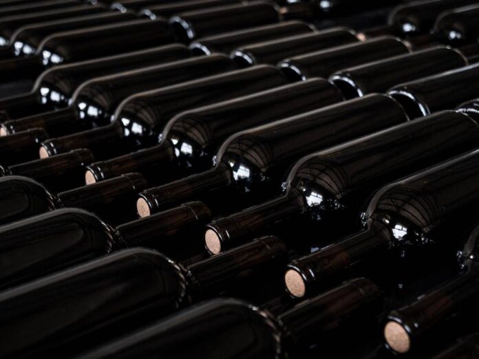 Maxi furto nella cantina Antinori in Toscana, rubate 30mila bottiglie per 5 milioni di euro: caccia alla banda
