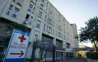 Napoli, giovane donna accoltellata in autobus: l’aggressore si toglie la vita