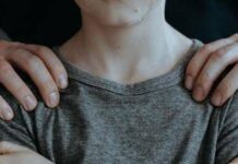 Narcotizza e violenta il figlio 14enne, madre a processo: chiesti 16 anni