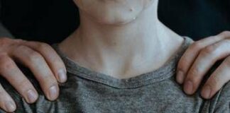 Narcotizza e violenta il figlio 14enne, madre a processo: chiesti 16 anni