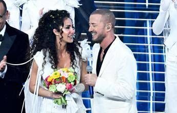 Raf dedica il brano alla moglie, la figlia Bianca: “Due adolescenti innamorati”