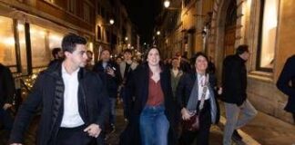 Referendum, la festa di Schlein in piazza tra selfie, cori e una promessa: “Batteremo Meloni”