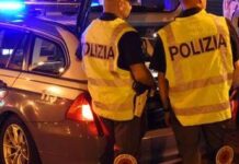 Roma, 23enne su auto a noleggio non si ferma all’alt e si schianta contro autobus