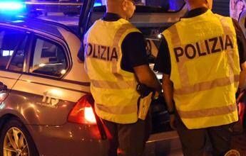 Roma, 23enne su auto a noleggio non si ferma all’alt e si schianta contro autobus