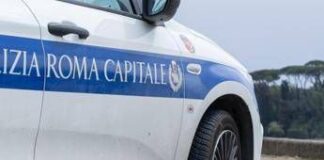Roma, scontro tra autocarro e moto in via Ardeatina: muore un 43enne