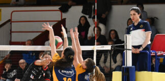 Volksbank Vicenza Volley lotta ma cede alla Smapiù Arena nel derby veneto di B1 femminile (1-3) Sanziana Motroc (Volksbank Vicenza Volley) buca il muro Smau Arena (foto Antonio Trogu)