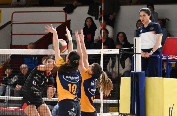 Sanziana Motroc (Volksbank Vicenza Volley) buca il muro Smau Arena (foto Antonio Trogu)
