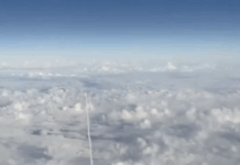 “Wow, c’è un missile in cielo”, il video surreale dall’aereo Missile in cielo