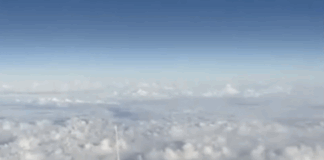 “Wow, c’è un missile in cielo”, il video surreale dall’aereo Missile in cielo