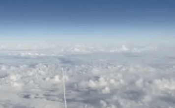 “Wow, c’è un missile in cielo”, il video surreale dall’aereo Missile in cielo