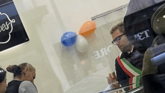 Commercio a Vicenza, negozi che chiudono in centro e nuove attività nel quadrilatero: domande e inquietudini dei cittadini Il sindaco Possamai nella pasticceria di Viale Milano, uno dei nuovi negozi del quadrilatero