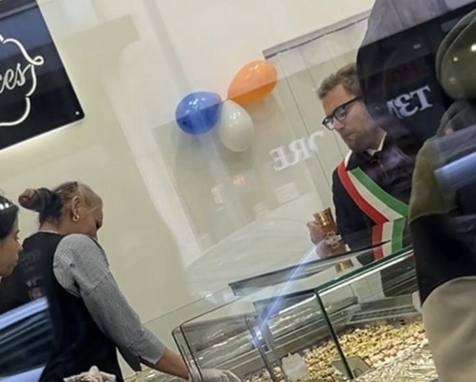 Il sindaco Possamai nella pasticceria di Viale Milano, uno dei nuovi negozi del quadrilatero