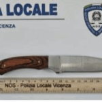 Controlli antidroga a Vicenza, Possamai e Parolin: «Contrasto allo spaccio in centro e nei quartieri» Coltello sequestrato durante controlli antidroga della Polizia locale di Vicenza