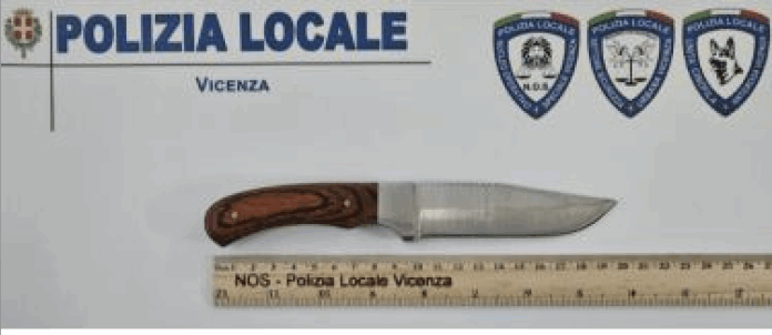 Coltello sequestrato durante controlli antidroga della Polizia locale di Vicenza