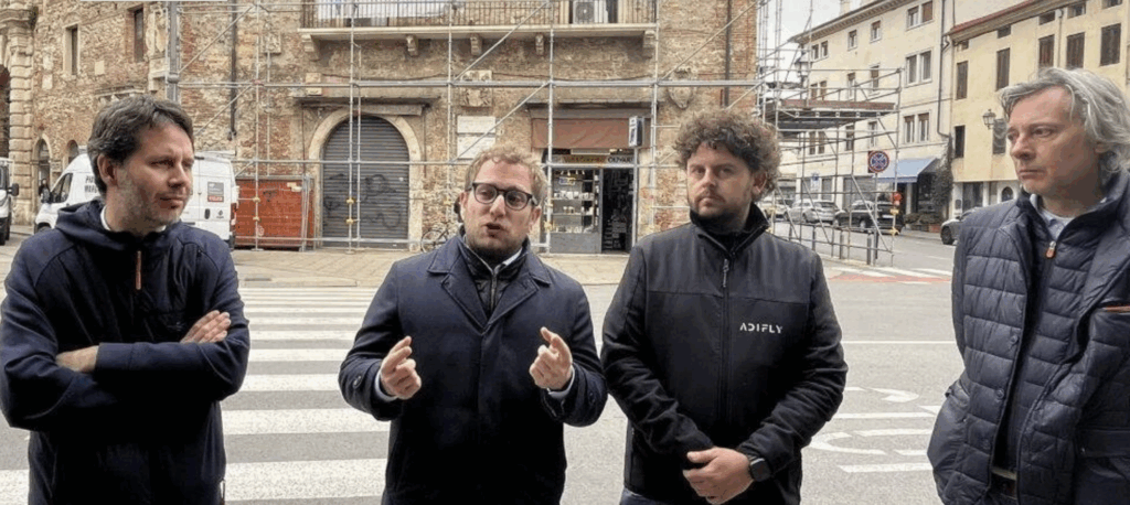 Tetto palazzo Territorio, la messa in sicurezza (da sx Cristiano Spiller, Possamai, funzionario del Comune e Paolo Gabbi)