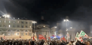 Referendum, corteo del No arriva in piazza del Popolo: festa tra fuochi d’artificio e fumogeni Referendum, fuochi d'artificio contro Meloni a Piazza del popolo