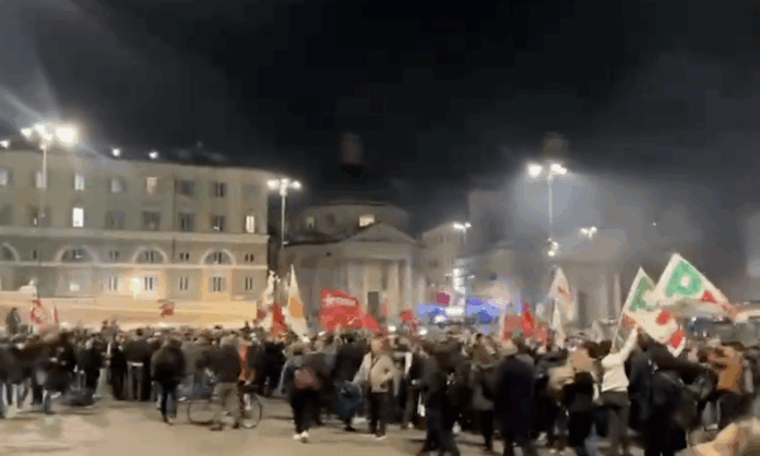 Referendum, fuochi d'artificio contro Meloni a Piazza del popolo