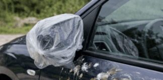 Sempre più automobilisti avvolgono gli specchietti con sacchetti di plastica, ecco il perché