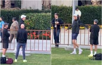 Sinner si allena a Indian Wells, tifosa urla: “Ti amo”. E lui ride