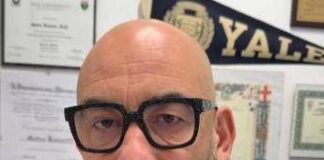 Smartphone prima di dormire? “Provoca problemi seri”, l’allarme di Bassetti