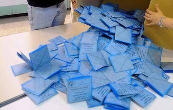 Sondaggio politico, Fratelli d’Italia e Pd scendono