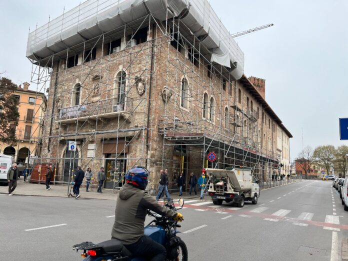 Tetto palazzo Territorio, la messa in sicurezza (sabato mattina 21 marzo)