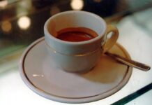 Ti porti la tazzina al bar? Il caffè costa solo 50 centesimi