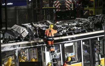 Tram deragliato a Milano, Procura al lavoro per ricostruire “secondo per secondo” il tragitto: le ipotesi