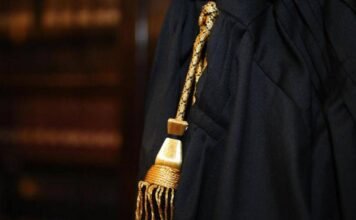 Uccise il padre a coltellate per legittima difesa, 20enne assolta in appello