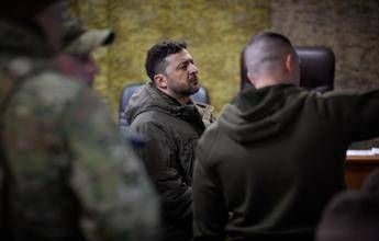 Ucraina, Zelensky in visita nel Donetsk: “Russia prepara offensiva primavera”