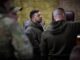 Ucraina, Zelensky in visita nel Donetsk: “Russia prepara offensiva primavera”