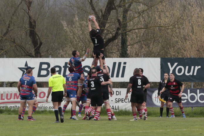 Una touche in Rangers Rugby Vicenza v Femi-CZ Rovigo (foto di Andrea Zambon)