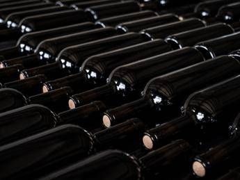Vino, Coldiretti: le catene della burocrazia e i dazi pesano per 1,6 mld, liberare il settore