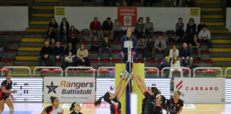 Volksbank Vicenza Volley, dal sogno del riscatto al tie break amaro: Isuzu Cerea espugna via Goldoni Volksbank Vicenza Volley a muro col Cerea (foto Giuseppe Bortolan)