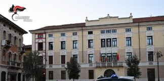 Schio, tenta di sfondare la porta dopo litigio con la compagna: arrestato dai carabinieri schio carabinieri arrestato