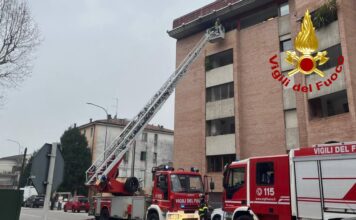 Vicenza, fiamme sul terrazzo al quinto piano in via Fusinato: intervento dei Vigili del Fuoco incendio vicenza via fusinato