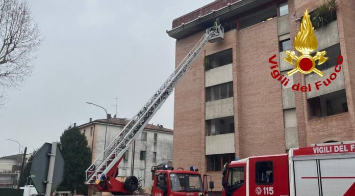 Vicenza, fiamme sul terrazzo al quinto piano in via Fusinato: intervento dei Vigili del Fuoco incendio vicenza via fusinato