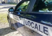 Vicenza, esce di strada con l’auto e aggredisce gli agenti di polizia locale: arrestato vicenza senzatetto polizia locale stato ebrezza