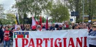 25 aprile, cortei in tutta Italia: momenti di tensione a Roma – Diretta
