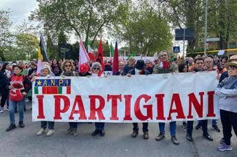 25 aprile, cortei in tutta Italia: momenti di tensione a Roma – Diretta