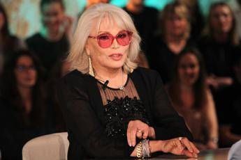 Amanda Lear a Belve: “Dalì era impotente, Bowie? Faceva un po’ schifo…”