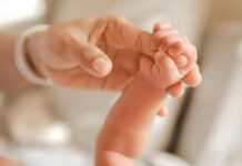 Bimba di 10 mesi muore in auto negli Stati Uniti: dimenticata per 8 ore dalla nonna che era andata a lavoro