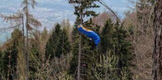Cade con il parapendio e resta sospesa su un albero a 30 metri da terra sul Monte Avena. La salva il soccorso alpino di Feltre (Belluno)