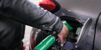 Carburanti, benzina e diesel continuano a scendere: prezzi medi
