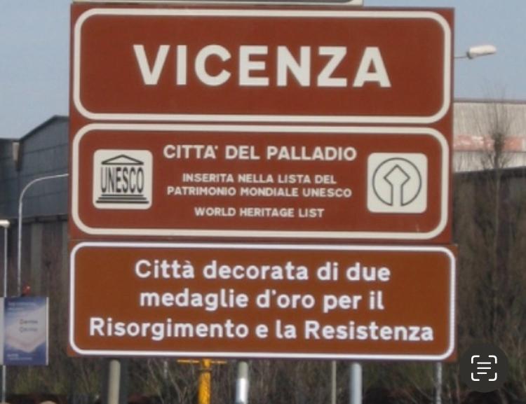 Cartelli stradali installati a Vicenza dopo l’approvazione del Consiglio comunale del 17 dicembre 2010. Ricordano la continuità tra Risorgimento e Resistenza nell’unico Comune d’Italia ad avere per vessillo il Tricolore